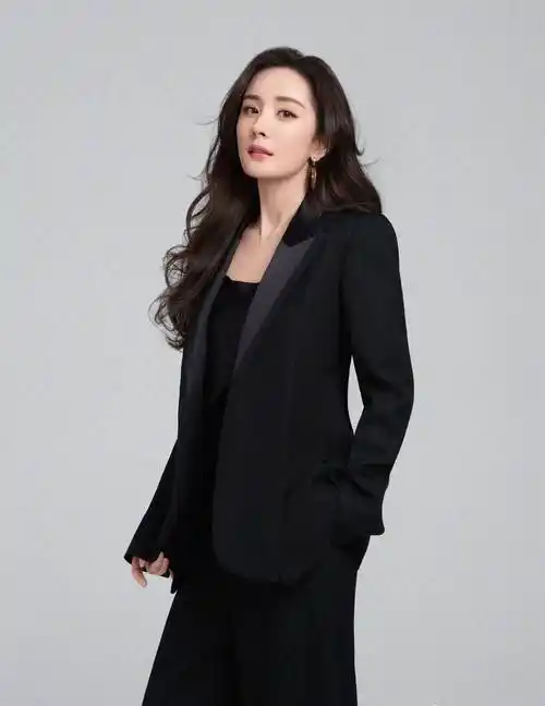 杨幂黑色职业装美腿写真