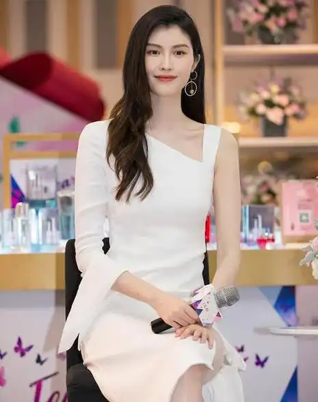 34岁的国际超模,何穗依旧拥有完美身材,国际舞台上让无数人侧目