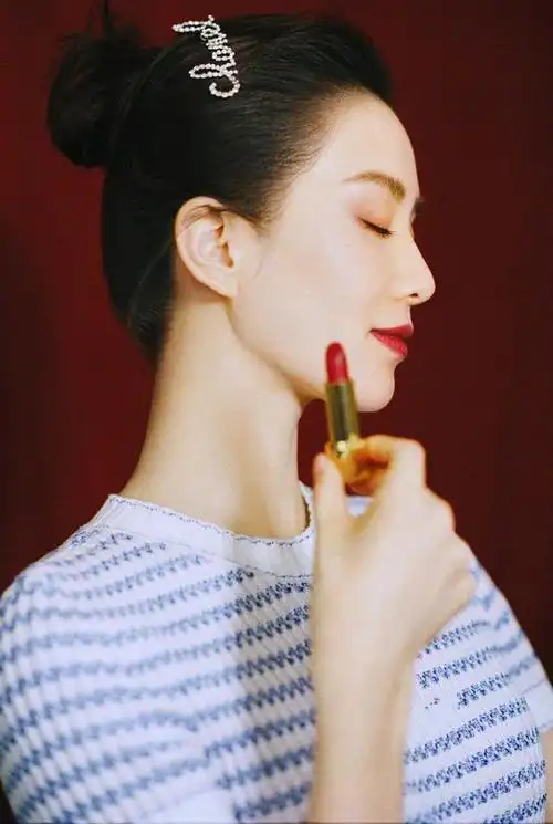 刘诗诗为chanel口红新品代言,丸子头搭条纹上衣,复古明媚优雅