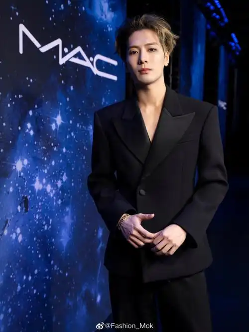 王嘉尔超话亮相大秀活动现场,亚麻色头发搭配黑色v领西装,闪耀亮片