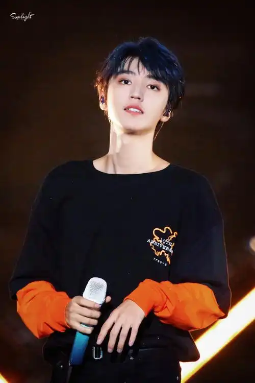 只为王俊凯#王俊凯超话230806 十周年演唱会王俊凯行程图包 高清共760