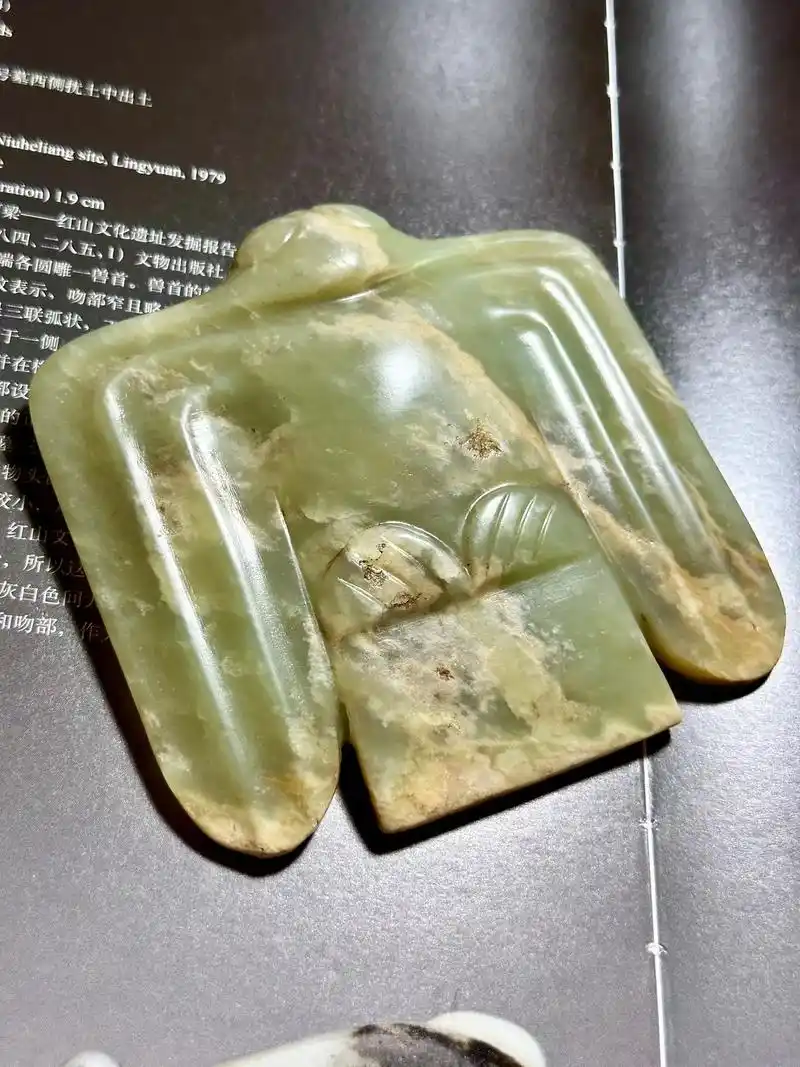 红山文化玉枭是红山品类里面比较重要的种类 - 抖音