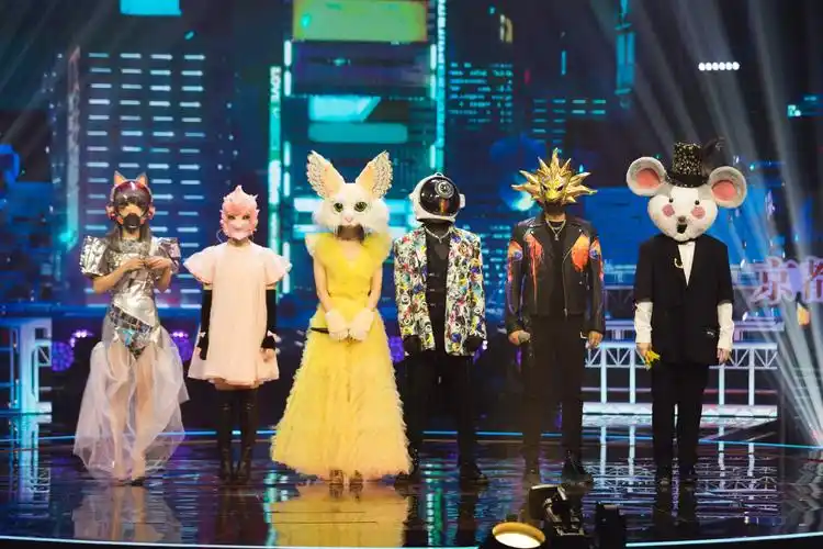 蒙面唱将猜猜猜三栖女神惊艳登场猜评团齐秀螃蟹舞