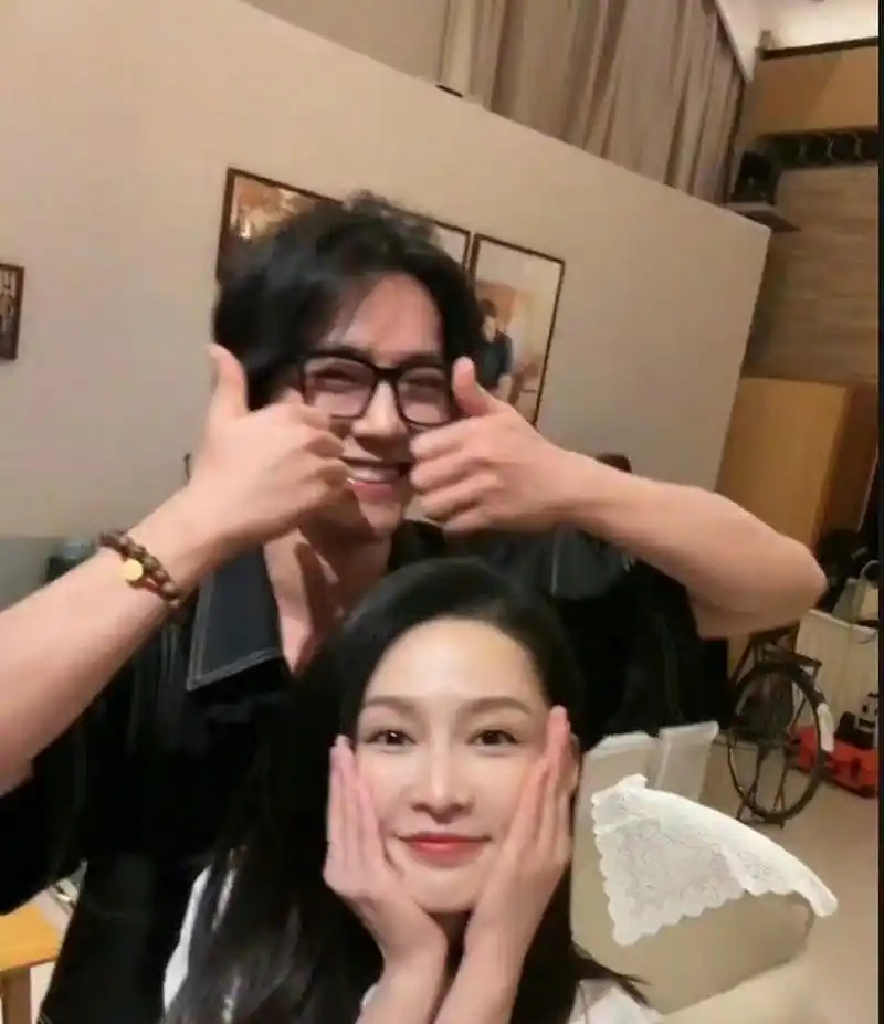 肖战李沁同框互动,[嘻嘻][嘻嘻][嘻嘻]李沁的脸都红了.