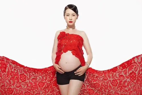 近日,曾在《笑傲江湖》中被誉为"最美师娘"的演员杨明娜首度公开孕照