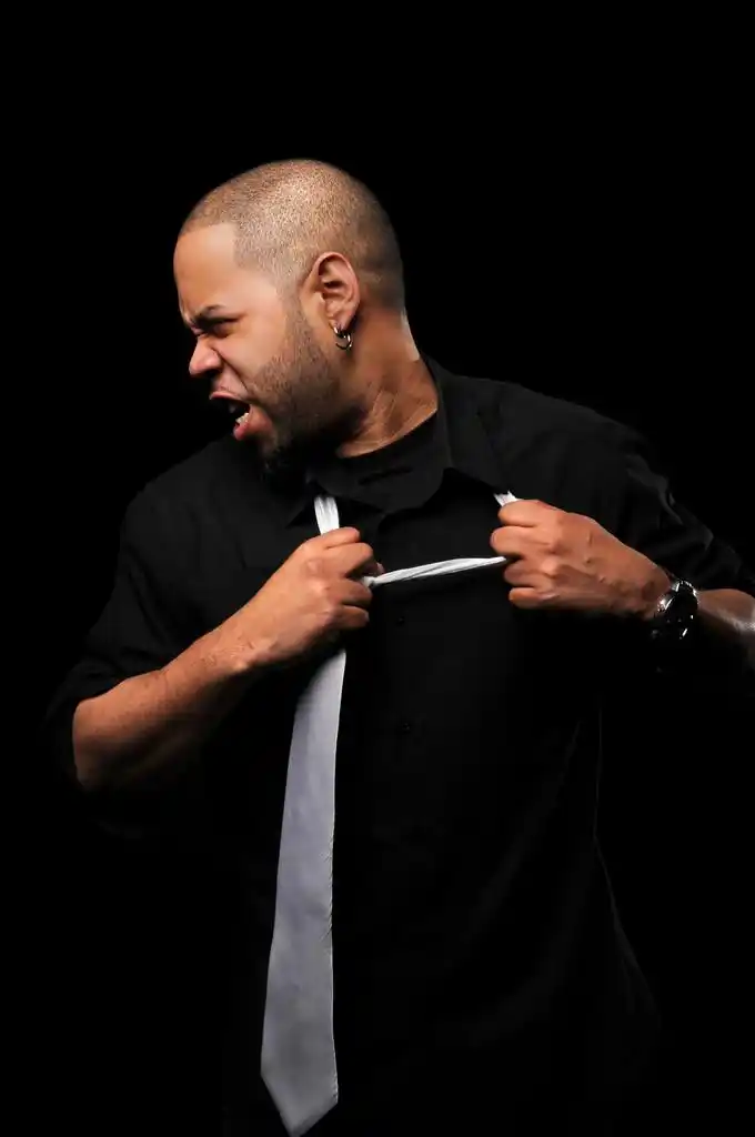 男人拉扯领带,拉领带被隔绝在黑色背景的非洲裔美国人