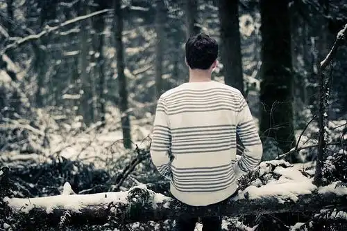 孤独伤感男生背影