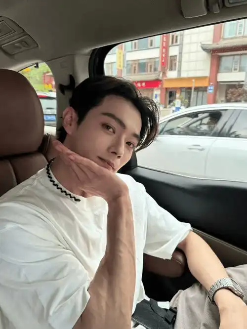 许凯晒金刚芭比照,黑西服撑羽毛伞,百变so你会爱上哪款?