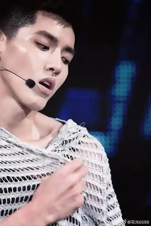 至于腹肌图,找到,众所周知吴亦凡不爱露肉现在给手控福利现在观光到下