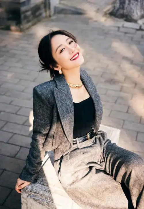 王鸥秋日街拍,穿灰色小西服配套装阔腿裤,知性优雅,高级大气 - 知乎