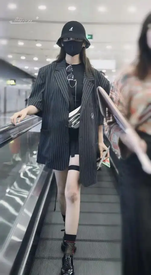 杨超越开启时装周之旅绿色府绸连衣裙搭配黑色皮靴可爱又摩登