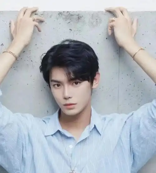 干净小清新男生短发 打造文艺型男气质