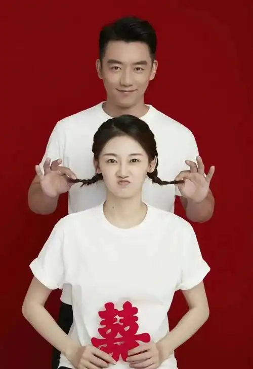 不过,郑恺结婚后就成了好男人,而身为艺人的程晓玥