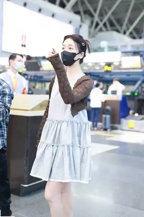 演员姜贞羽现身北京首都机场 格纹蛋糕裙配咖色开衫化身乖巧甜妹_选择