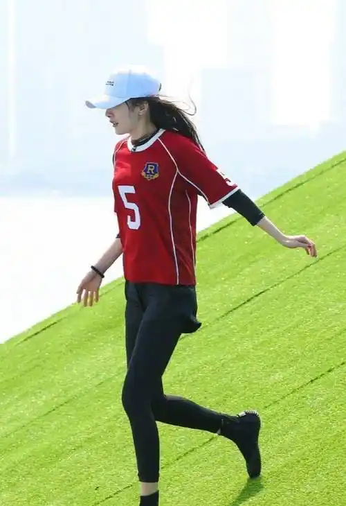 难怪都说杨幂是腿精,当她跑步腿变"7字型"时,还长的要命了_时尚_黑色