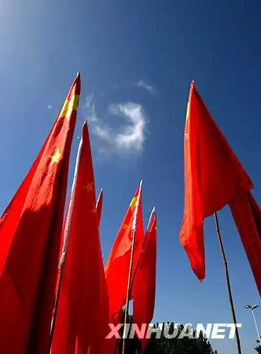 五星红旗在敦煌上空飘扬. 新华社记者韩传号摄