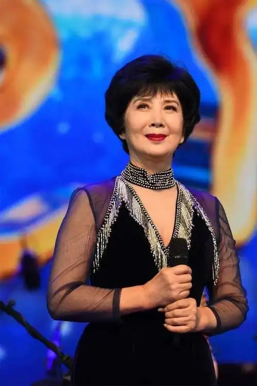 "申声传情"第八期,由上影演员吴海燕献声,为你朗读上海第二批援鄂医疗