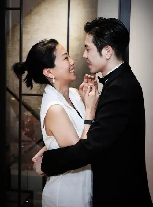 古巨基内地工作,55岁妻子打扮朴素如影随形,颜值被指不如普通人