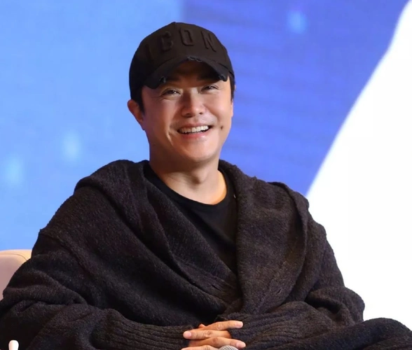 陈思诚难逃中年发福戴鸭舌帽脸大一圈成百亿导演后穿衣变低调