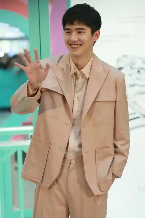 刘昊然怎么这么甜!一袭茱萸粉套装阳光又干净,笑起来我心都化了