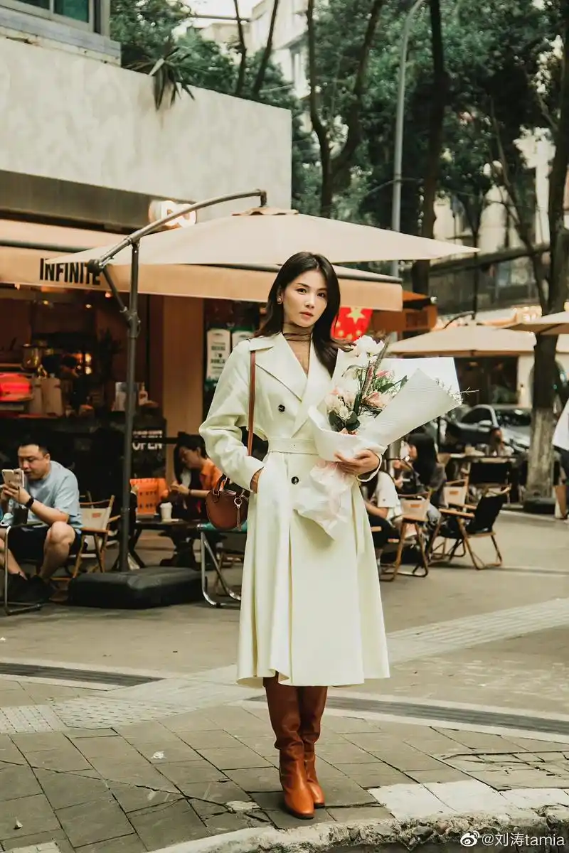 刘涛真时髦,白色风衣搭配焦糖色长筒靴,美得优雅又知性!