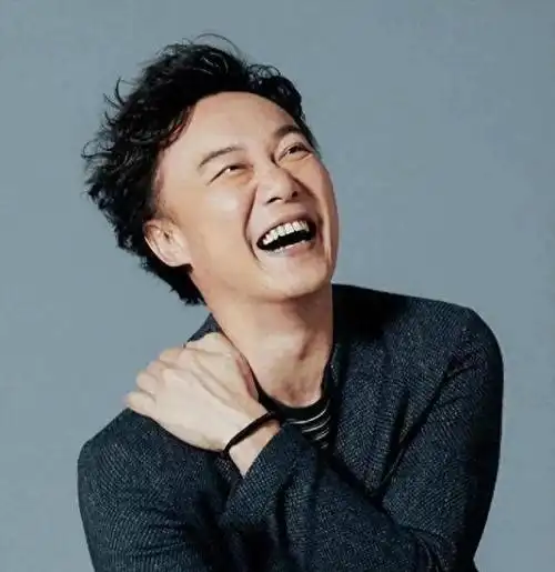 秋日生活打卡季,陈奕迅的演唱会因"讲国语"争议被迫延期一小时.