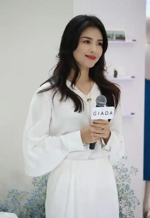 被刘涛惊艳到了路人镜头下也很漂亮天然脸就是牛