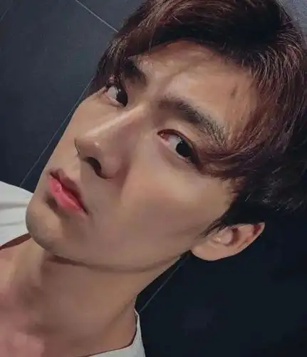 酷似黄轩的高大西装型男,他的鼻梁和眼睛真帅!