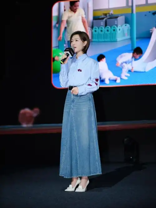 万茜与春晖妈妈共绘温情