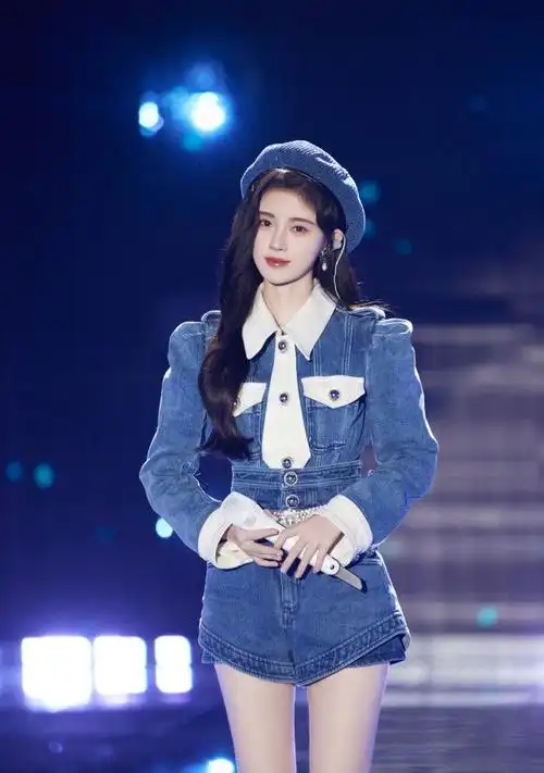 鞠婧祎彩排美照曝光蓝色露肩衬衫搭配牛仔裤知性性感超惊艳