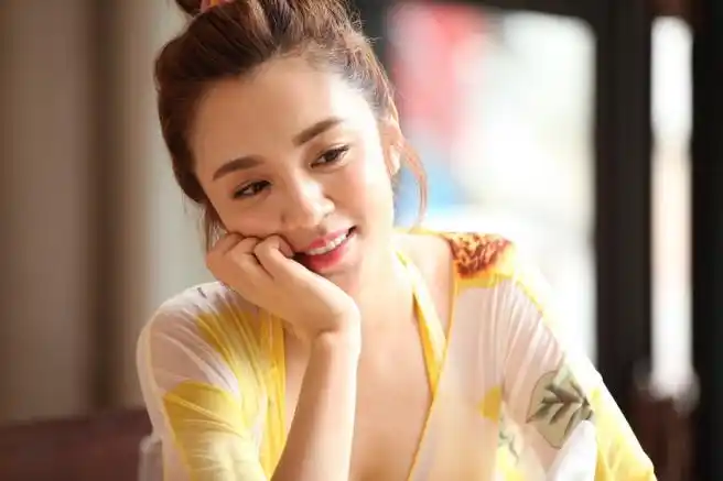 王晓晨醉酒路边抽烟