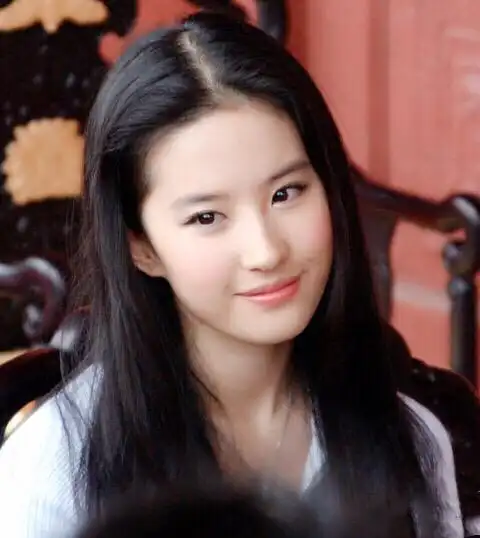 p>刘亦菲,1987年8月25日出生于湖北省武汉市,华语影视女演员,歌手