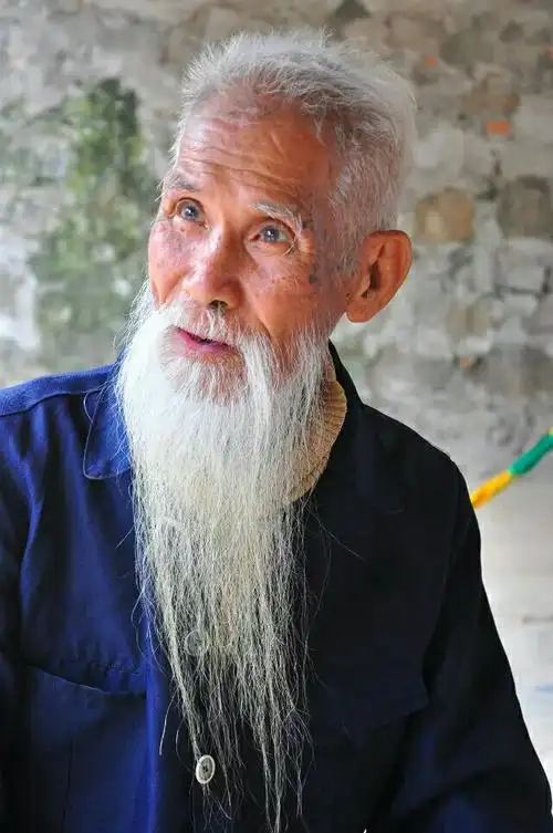 百岁老人的胡子