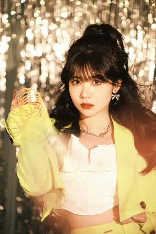 赖美云开启云端游乐园生日会 波浪卷发搭配小西装复古潮流_凤凰网