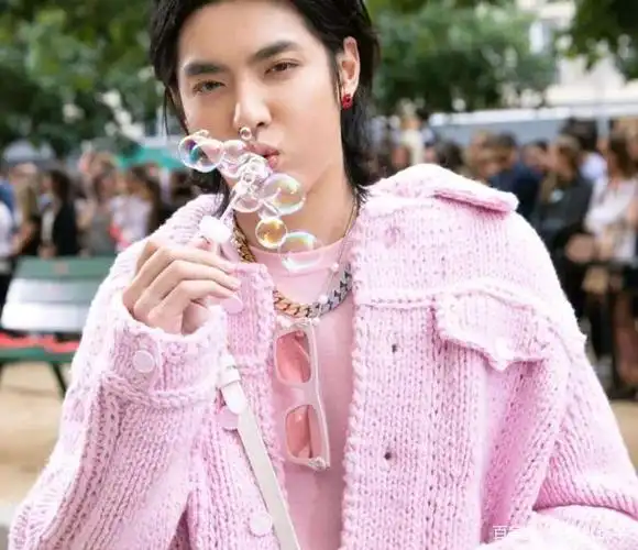 吴亦凡很愿意挑战一些非常夸张的造型,比如去年被群嘲的粉色毛衣