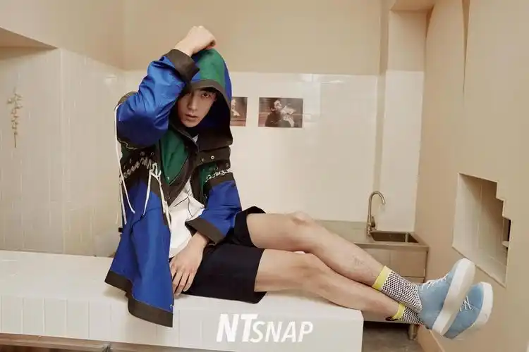 组图:纪凌尘大片造型随性不羁 高大挺拔气质痞帅