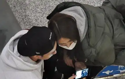 却被助理给拦了下来,之后高佩玲给出的解释是不能在白纸上签名,因为在