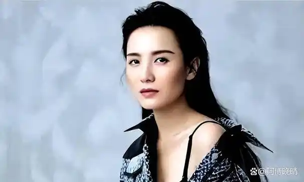 提及宋佳,你会想到她那双明亮的眼眸,如同晶莹的朝露,又或是她那傲然