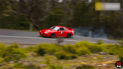 视频中,大神驾驶着gt-r在山间连续漂移过弯,这波操作简直帅呆了!