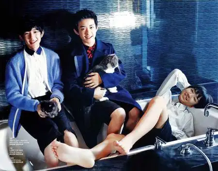 杨洋高颜值下竟然还有这样一双脚,可是脚指甲像嘴啃过的啊