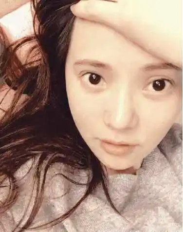 唐嫣晒素颜自拍被赞甜美可人,可关晓彤晒素颜照却被骂惨了_网友_皮肤