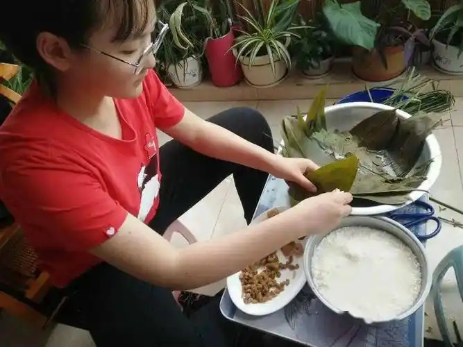 端午节来了包粽子喽