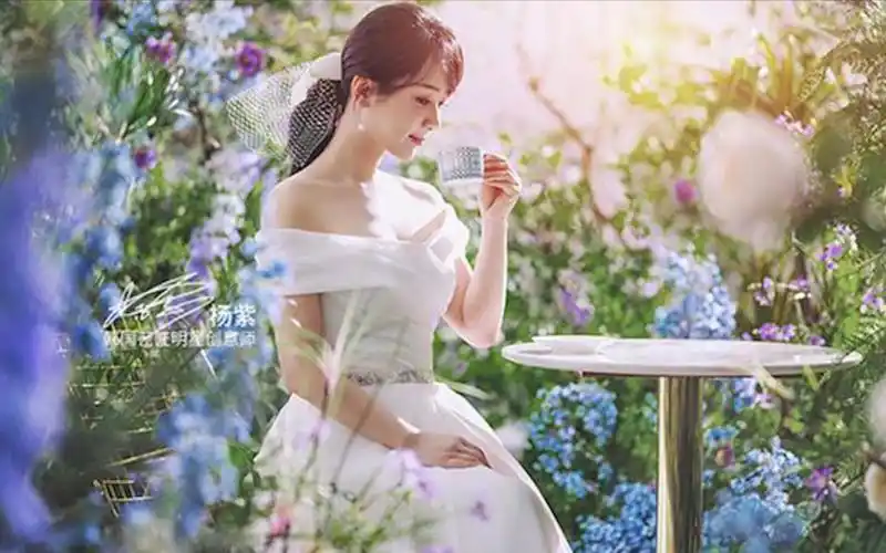 杨紫一组海边写真曝光,一袭白纱长裙美颜暴击!人比花娇