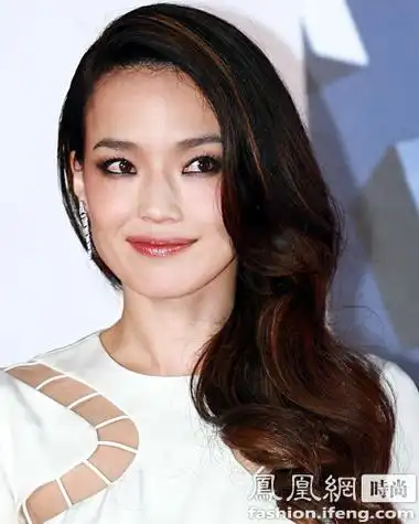 舒淇大长发将发丝造型成内扣大卷,然后打造出蓬松效果,偏分刘海则在额