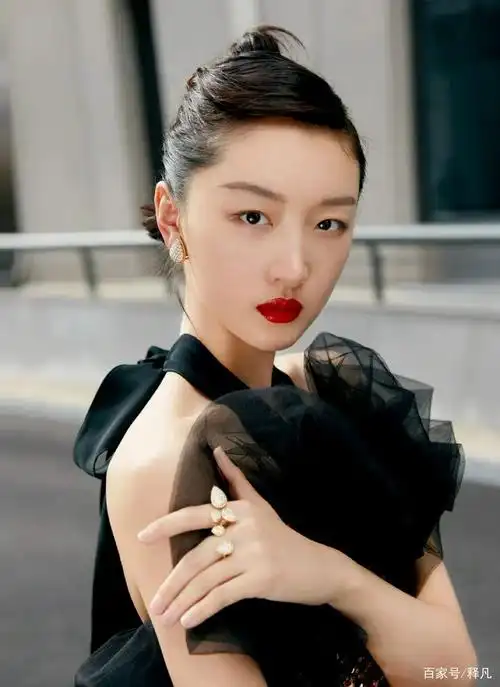 周冬雨穿黑色露背纱裙成熟美艳!雪肤白嫩魅力惊人