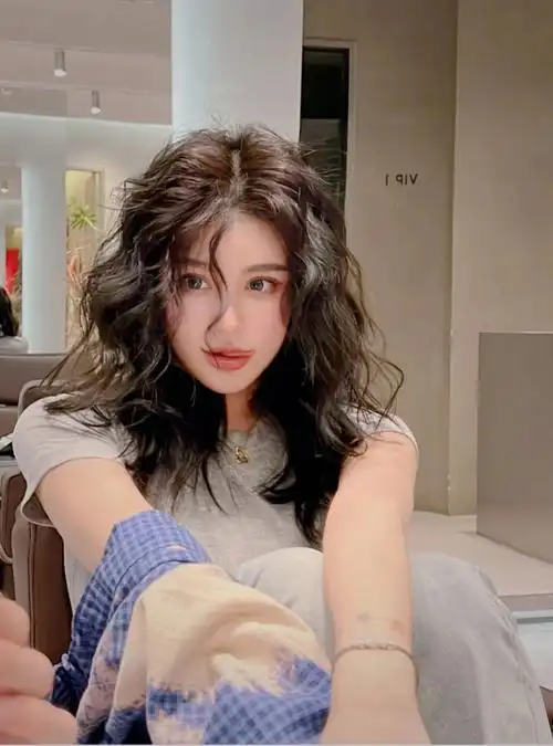 中长发的氛围感烫发昆明沐羽发型设计推荐