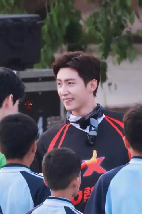 "金牌足球经纪人"71    「好运 今晚见@johnny黄景瑜」    #黄景瑜
