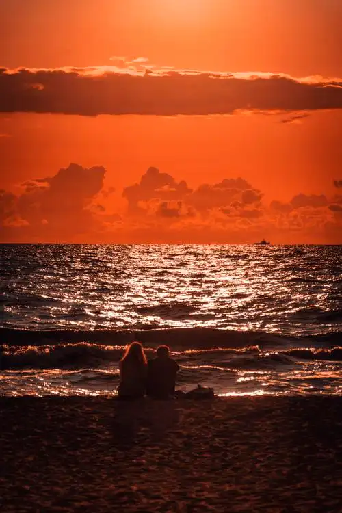 太阳,对,小船,恋人,恋爱中,情侣,户外,拥抱,接吻,日落,水,波浪,浪漫