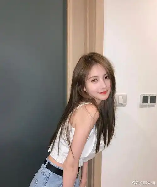 王思聪新女友曝光私服造型性感可爱小露蚂蚁腰分外吸睛