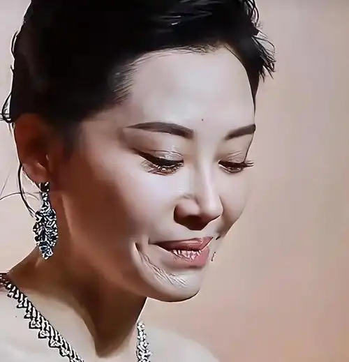 54岁许晴活动生图曝光皮肤白皙满脸皱纹似大妈脸部僵硬似假人